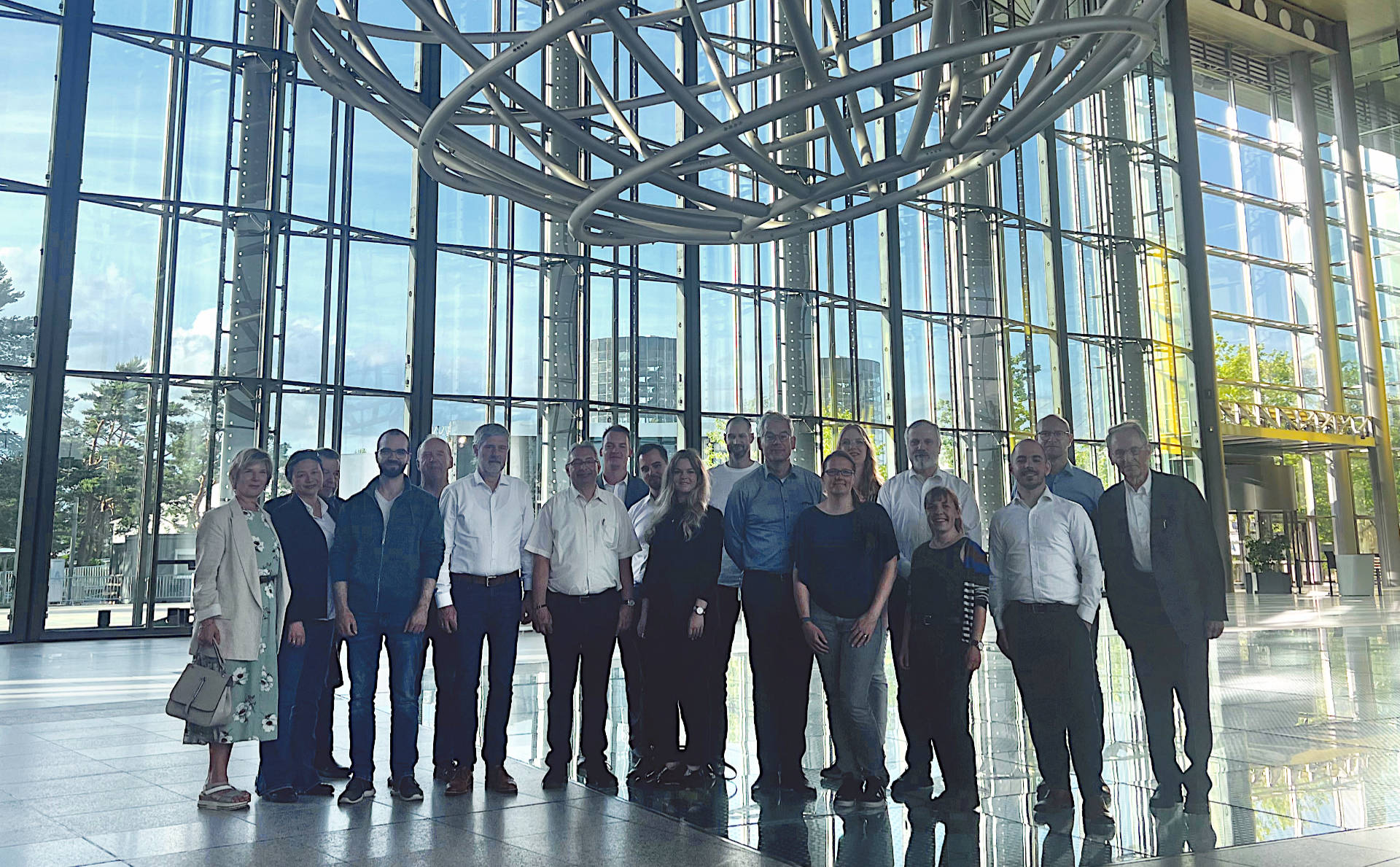 Die CLEAN-Mag Projektpartner stehen in der Eingangshalle der Autostadt in Wolfsburg.