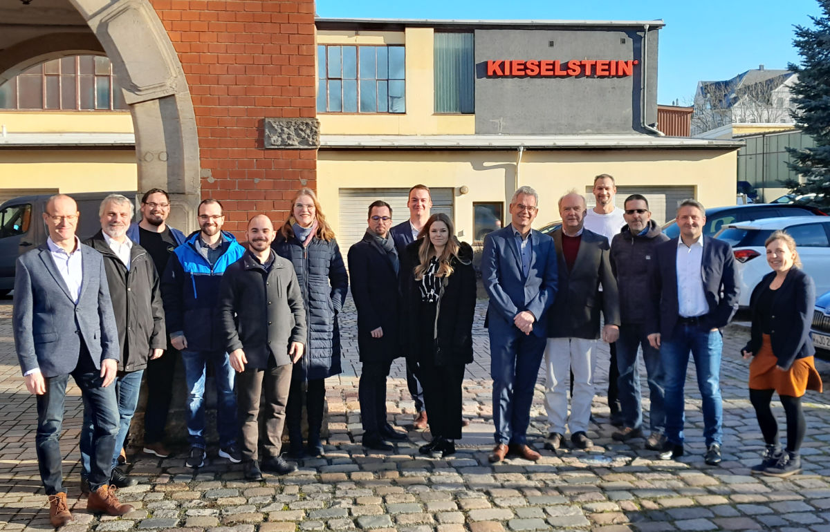 Die CLEAN-Mag Projektpartner stehen auf dem Firmengelände des Projektpartners Kieselstein in Chemnitz.